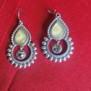 ☃️ Silver and Cream Teardrop Earrings